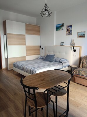 Iron/ironing board, WiFi, bed sheets