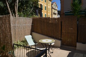 Outdoor dining - Apartment/Studio Il Girasole - Terrace with Garden View a stone's throw from the sea (Rapallo)