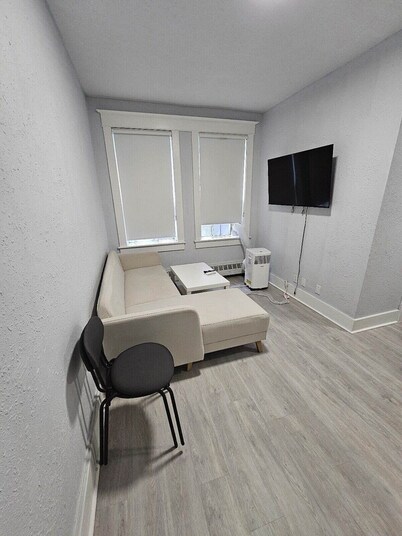 CAL- U6- Beltline · Cozy Renovated Bachelor Apt