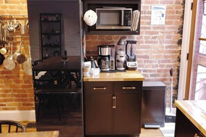 Frigorifero, microonde, forno, piano cottura