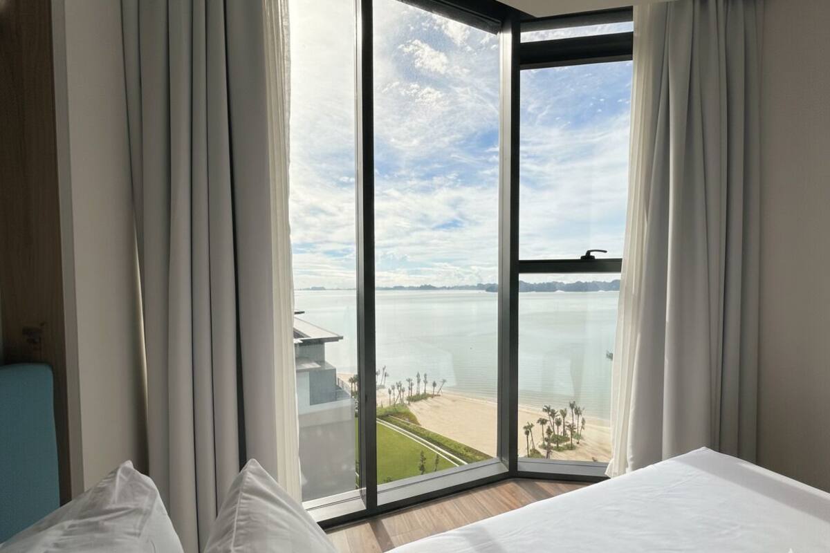 Apartment, 2 Bedrooms, Balcony, Beach View | Peti besi dalam bilik, meja, langsir/tirai gelap terus 