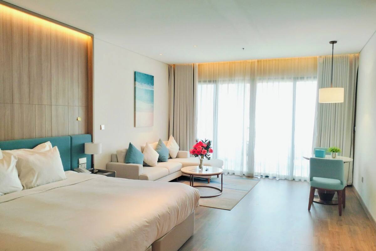 Studio, Beach View | Peti besi dalam bilik, meja, langsir/tirai gelap terus 