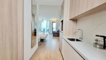 Estudio, vista a la ciudad | Servicio a la habitación