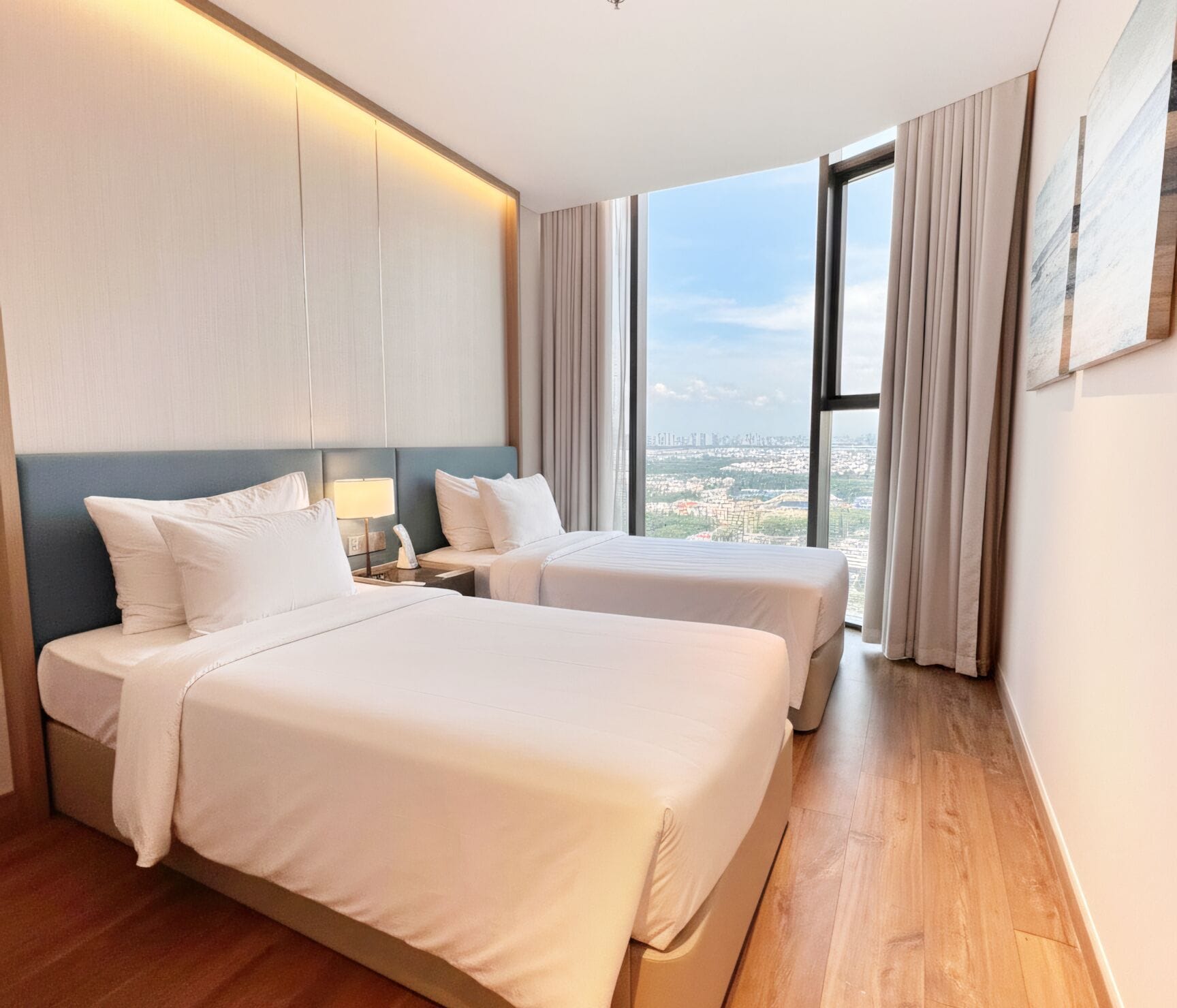 Appartement panoramique, 2 chambres, balcon, vue sur la baie | Coffre-fort, bureau, rideaux d’obscurcissement