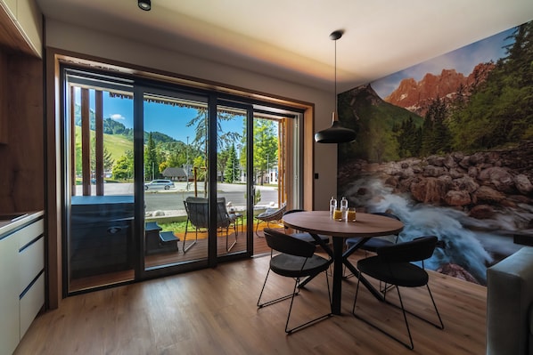 Studio with terrace and hot tub | Aire de séjour | Téléviseur ACL de 55 cm avec télévision numérique