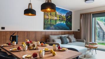 Superior apartment with terrace and hot tub | Wohnbereich