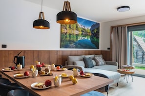 Superior apartment with terrace and hot tub | Aire de séjour | Téléviseur ACL de 55 cm avec télévision numérique