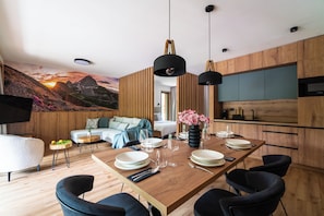 2 Bedroom family apartment with balcony | Cuisine privée | Réfrigérateur, four à micro-ondes, surface de cuisson, lave-vaisselle