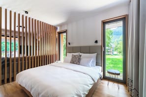 2 Bedroom family apartment with balcony | Safe på rommet, blendingsgardiner, lydisolert og strykejern/-brett