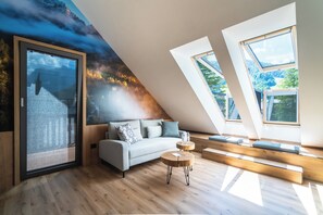 1 bedroom apartment with balcony | Coin séjour | Télévision LCD de 55 cm avec chaînes numériques