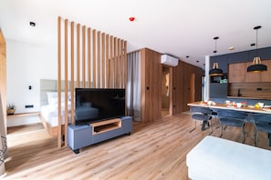 Departamento superior, patio, vista a la montaña | Área de sala de estar