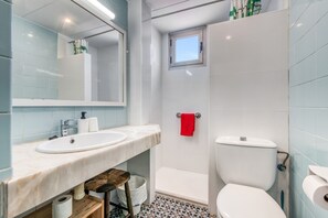 Ducha, secador de pelo y toallas