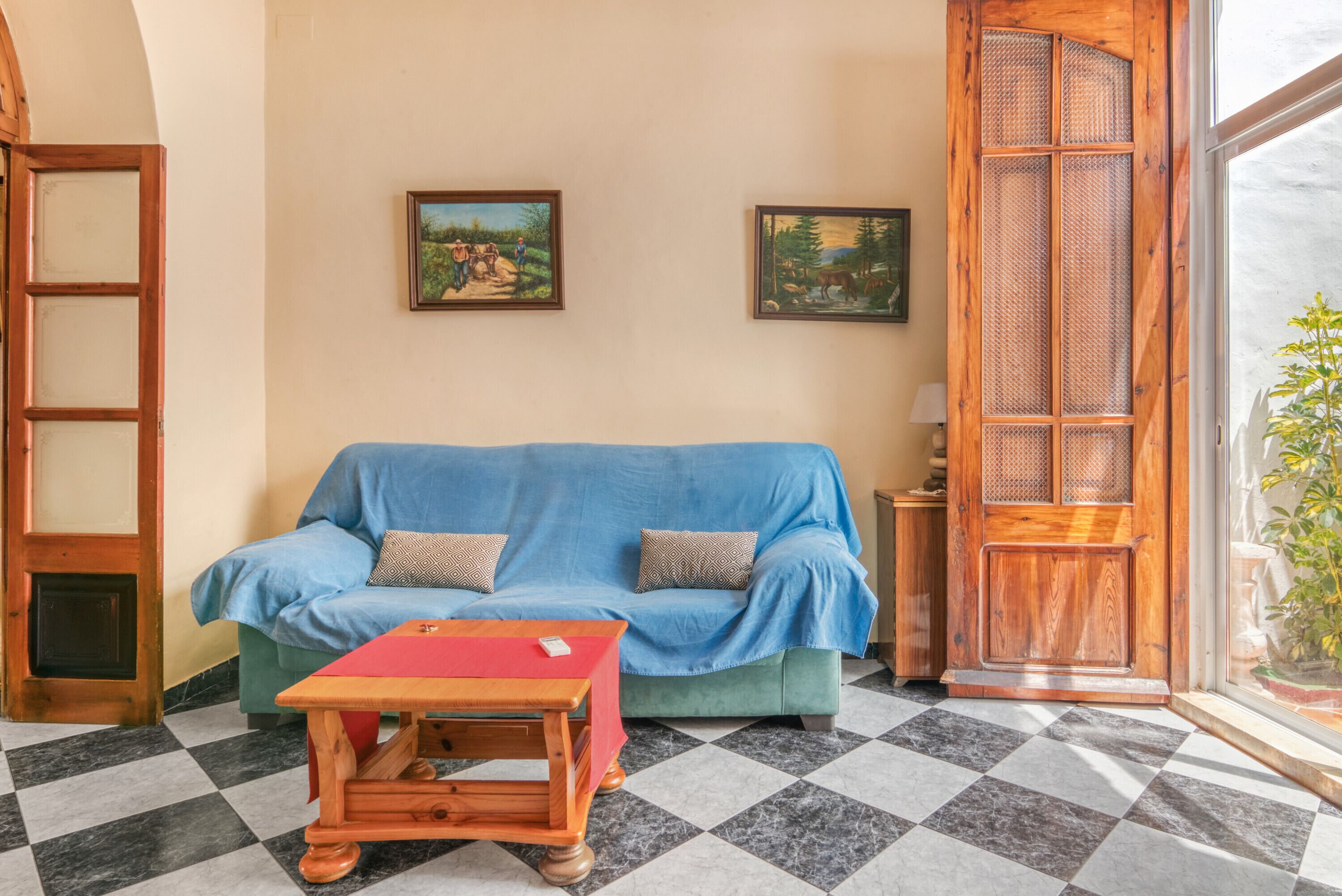 Televisión y chimenea 