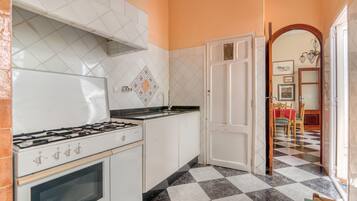 Refrigerador, microondas, horno y cafetera y tetera