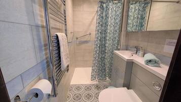 Separate bathtub and shower, deep-soaking bathtub, free toiletries