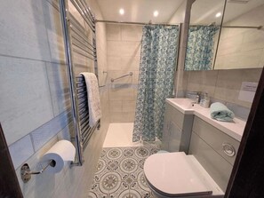 独立的浴缸和淋浴、深泡浴缸、免费洗浴用品、吹风机