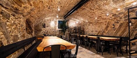 Cocina mediterránea con vista al jardín