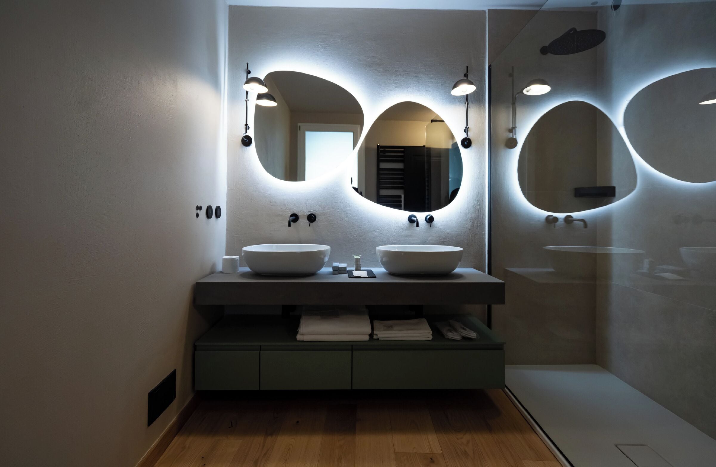 Junior-Suite | Badezimmer | Dusche, kostenlose Toilettenartikel, Haartrockner, Handtücher