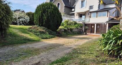 Villa balnéaire familiale à Saint-Quay, plage et centre-ville à 7 mns à pied