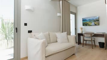 Suite with Terrace & Acropolis View | 客房內保險箱、書桌、熨斗/熨衣板、免費無線上網