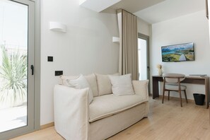 Suite with Terrace & Acropolis View | ตู้นิรภัยในห้องพัก, โต๊ะทำงาน, เตารีด/โต๊ะรีดผ้า, Wi-Fi ฟรี