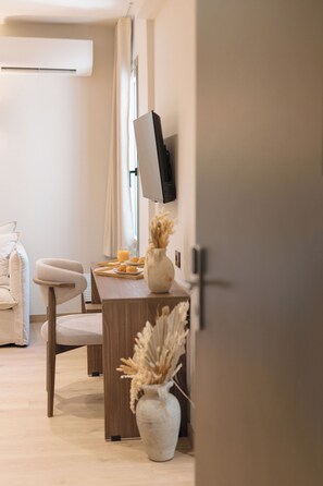 Family Quadruple Room | In-room safe, desk, iron/ironing board, free WiFi - Ermou 26 Hotel (Athens)