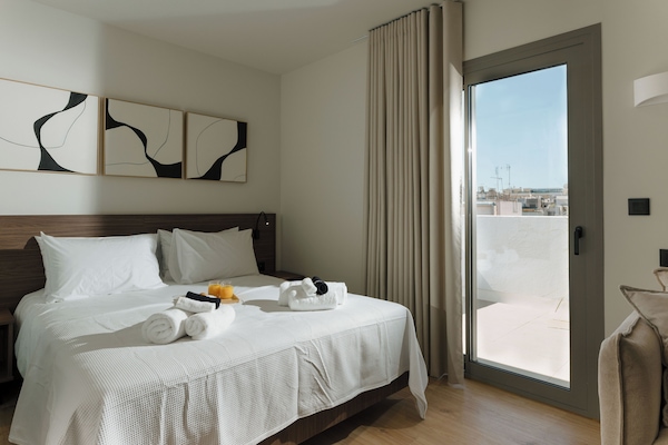 Suite with Terrace & Acropolis View | Cofres nos quartos, escrivaninha, ferros/tábuas de passar roupa