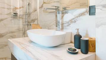 Suite with Terrace & Acropolis View | Salle de bain | Douche, articles de toilette gratuits, sèche-cheveux, peignoirs