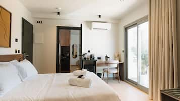 Habitación cuádruple familiar | Caja fuerte, escritorio, tabla de planchar con plancha y wifi gratis