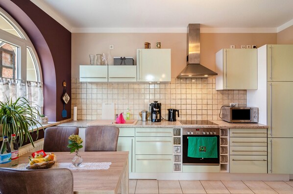 Kühlschrank, Mikrowelle, Ofen, Herdplatte