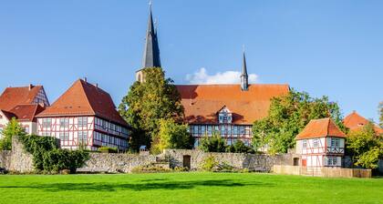 Apartment Theo in the 'Alte Schule' Holiday Home with Mountain View, Shared Terrace & Wi-Fi