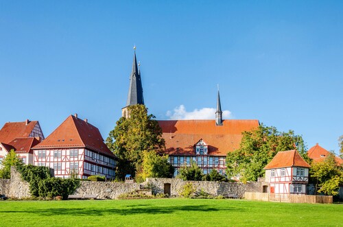 Apartment Theo in the 'Alte Schule' Holiday Home with Mountain View, Shared Terrace & Wi-Fi