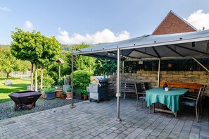 Outdoor dining - Apartment Theo in the 'Alte Schule' Holiday Home with Mountain View, Shared Terrace & Wi-Fi (Ferna)