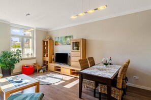 Dining - Apartment Theo in the 'Alte Schule' Holiday Home with Mountain View, Shared Terrace & Wi-Fi (Ferna)