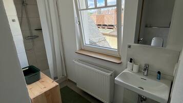 Dusche, Handtücher, Seife, Toilettenpapier