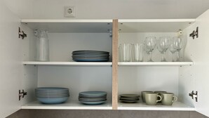 Una cocina con armarios blancos, un lavabo y una encimera.