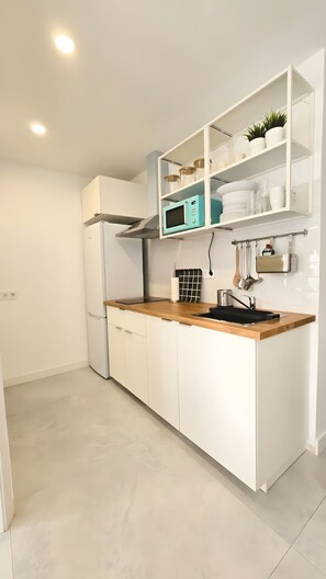 Fridge, microwave, oven, stovetop - Apartment 'Cartagena Sunset' with Wi-Fi and Air Conditioning (Cartagena)