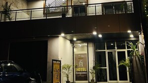 Ein zweistöckiges Hotel mit einem Schild, auf dem 'HOTEL PADMASHREE' steht.