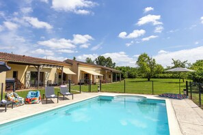 Outdoor pool - Single-story spacious villa, secure gated and alarmed pool, walk into village. (Allemans-du-Dropt)