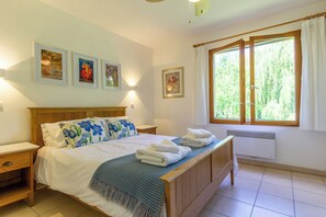 5 bedrooms, iron/ironing board, free WiFi, bed sheets