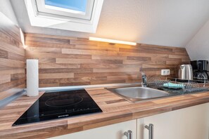 Kühlschrank, Ofen, Herdplatte, Wasserkocher mit Kaffee-/Teezubehör