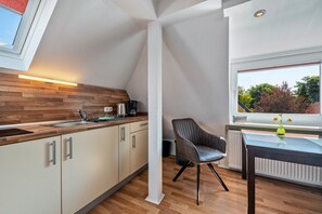 Kühlschrank, Ofen, Herdplatte, Wasserkocher mit Kaffee-/Teezubehör