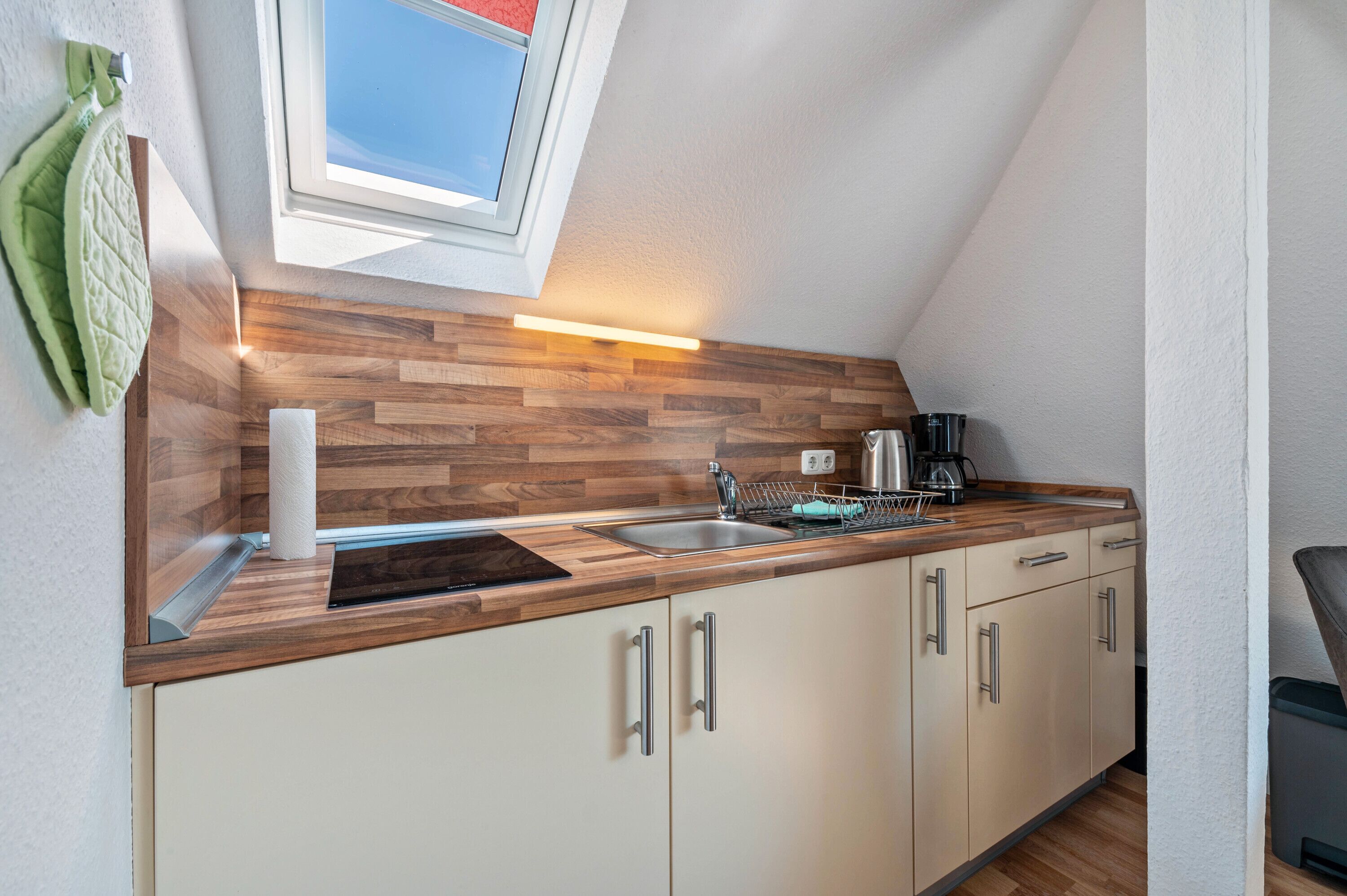 Kühlschrank, Ofen, Herdplatte, Wasserkocher mit Kaffee-/Teezubehör