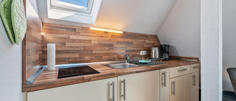 Kühlschrank, Ofen, Herdplatte, Wasserkocher mit Kaffee-/Teezubehör