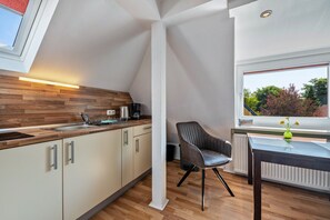 Fridge, oven, stovetop, coffee/tea maker