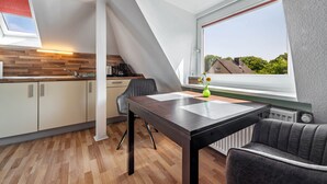 Eine moderne Küche mit Essbereich, einem Fenster und Blick sowie einer Heizung.