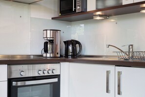 Refrigerador, microondas, horno, placa de cocina