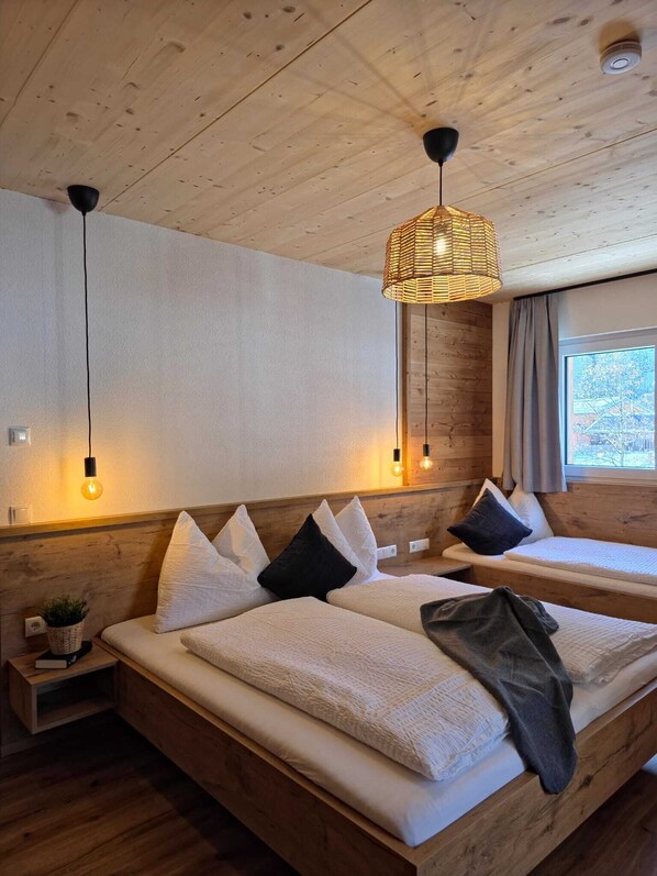 2 عدّة غرف نوم وواي فاي وملاءات أسرّة