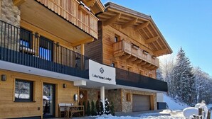 A two-story lodge with a sign reading "Lake View Lodge." - Mountain Lodge (Flachau)