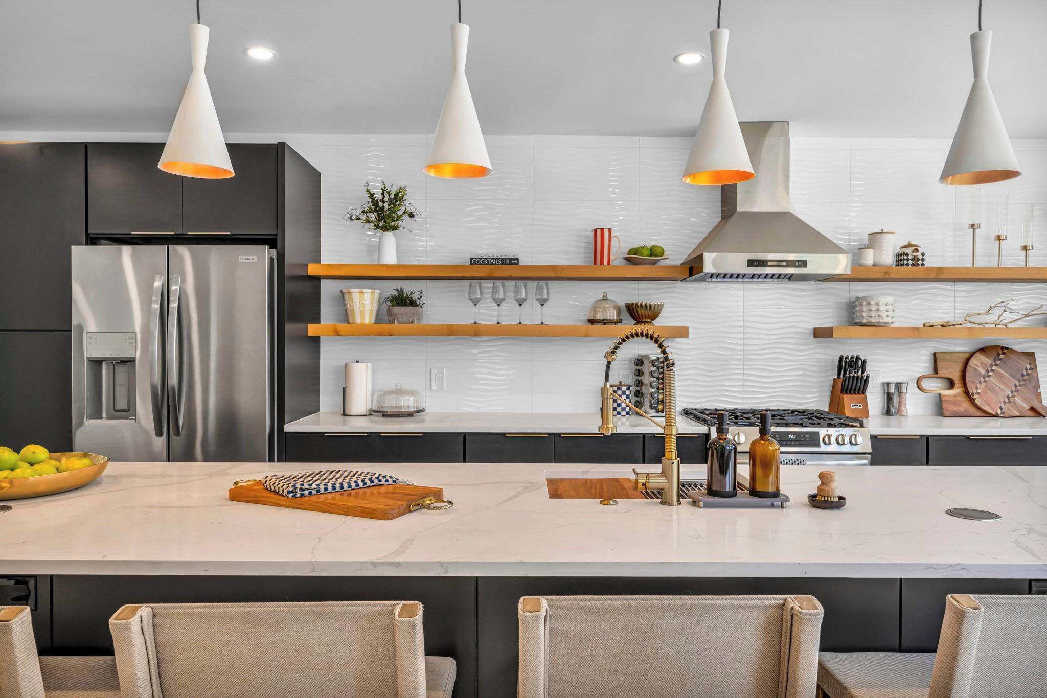 Réfrigérateur, four à micro-ondes, un four, surface de cuisson